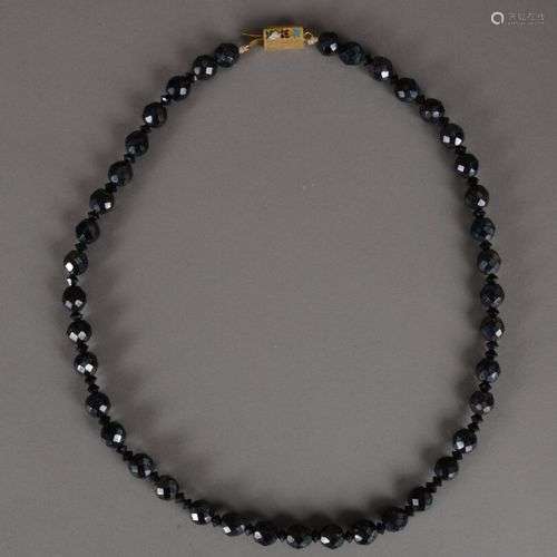 Collier de perles de verre noires facettées, le fermoir tonn...