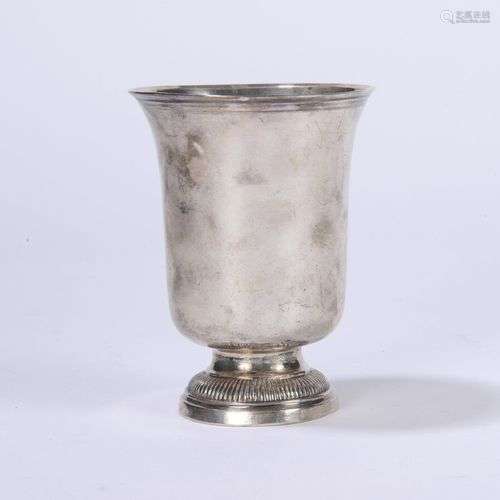 Timbale tulipe en argent Orléans 1774-1780, base ronde gravé...