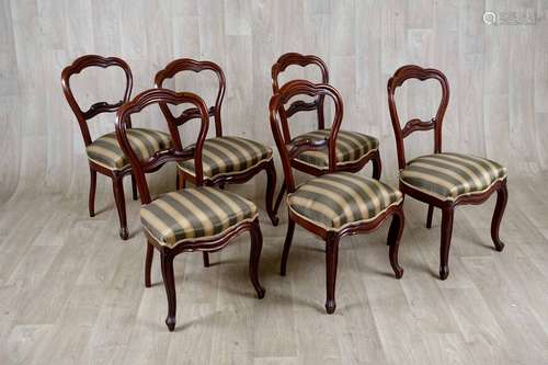 Suite de six chaises.