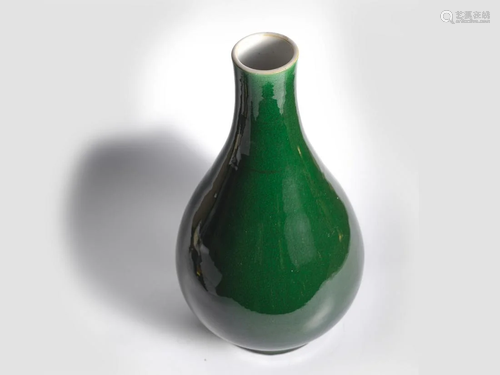 Yongzheng - Monochrome Green Vase, 1722 - 1735