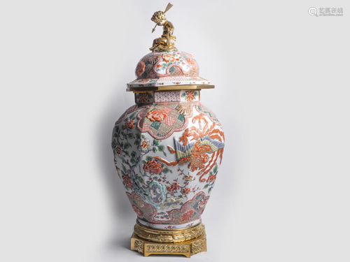 Large Imari lidded vase, 1868 - 1911