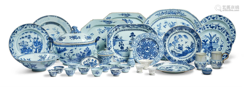 A LARGE GROUP OF CHINESE BLUE AND WHITE EXPORT