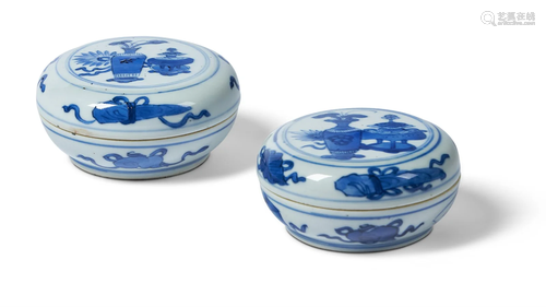 TWO CHINESE CIRCULAR BLUE AND WHITE BOXES AND COVERS,