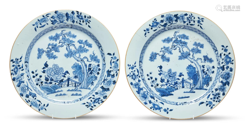 A LARGE PAIR OF CHINESE BLUE AND WHITE DISHES, QIANLONG