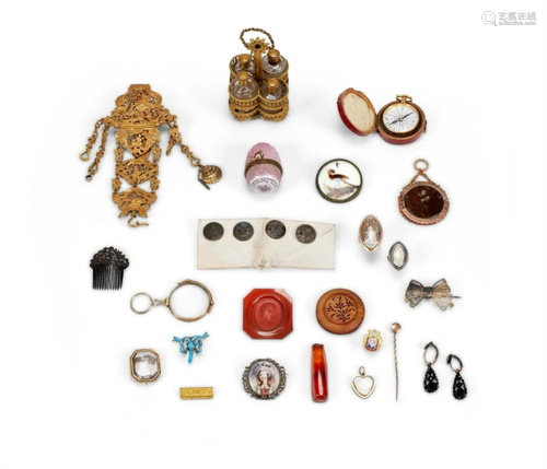 A GROUP OF VARIOUS TRINKETS, BOXES AND JEWELLERY