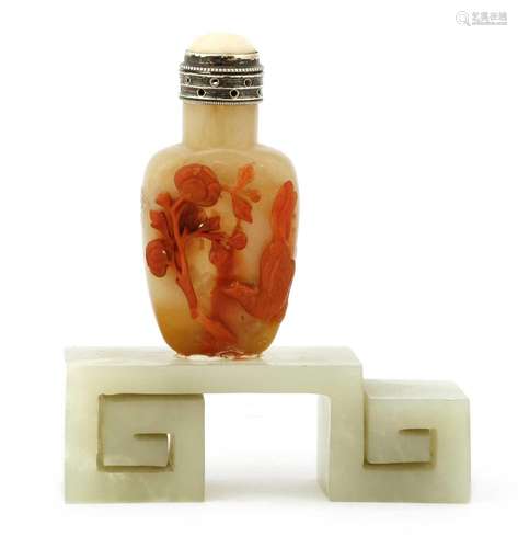 A Chinese agate snuff bottle,