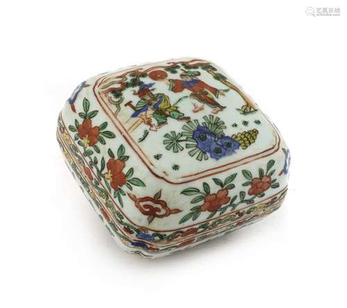 A Chinese wucai box and cover,