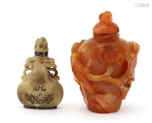 A Chinese agate snuff bottle,