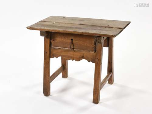 Travail Suisse petite table en pin ouvrant par une tiroir en...