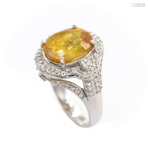 Bague en or blanc (750) 18K ornée d'un saphir jaune traité t...