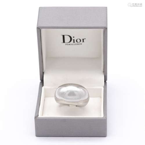 DIOR Poulette. A30/8. Bague boule en or blanc (750) 18K uni....