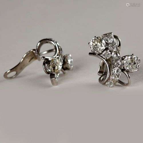 Paire de clips d'oreilles en platine ligne de diamants taill...