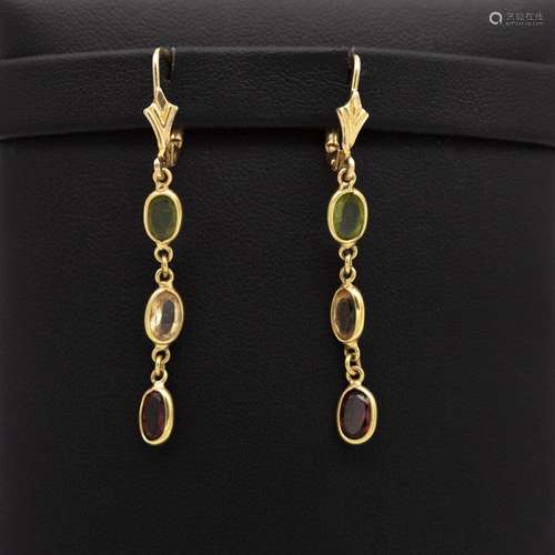 Paire de pendants d'oreilles en or jaune (750) 18K suite d'u...