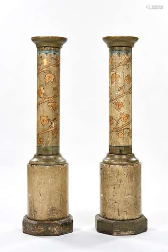 Paire de colonnes en bois peint de motifs tournant d'iinspir...