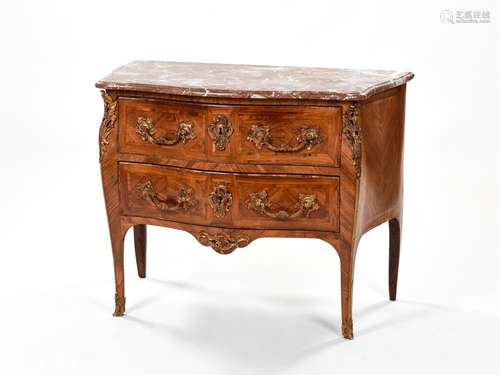 Petite commode parisienne galbée sur trois cotés Elle ouvre ...