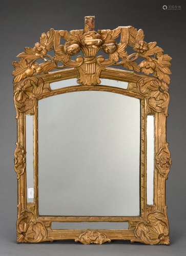 Miroir à fronton et parecloses en bois doré et sculpté 18ème...