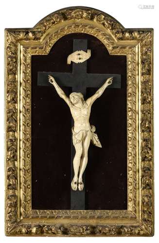 Crucifix en ivoire dans un cadre en bois doré cintré. 18ème ...