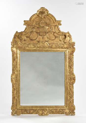 Miroir à fronton en bois sculpté et doré Epoque Louis XV 121...