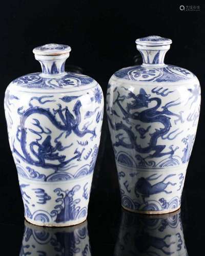  A pair of Chinese blue & white Meiping, Ming dynasty, Wanli...