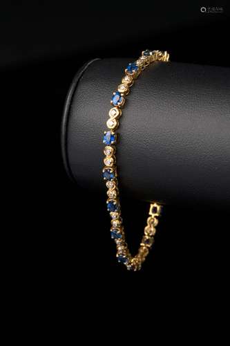 Bracelet en or jaune 18k griffé de seize saphirs bleus facet...