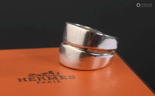 HERMÈS.Bague en argent 925 millièmes à deux brins superposés...