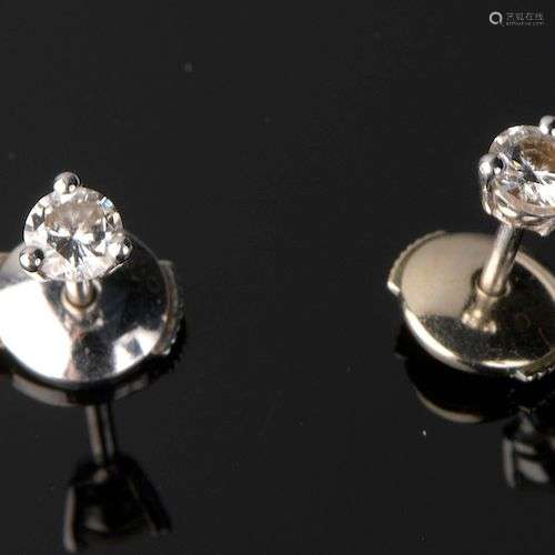 Paire de boucles d'oreilles en or gris 18k griffées d'un dia...