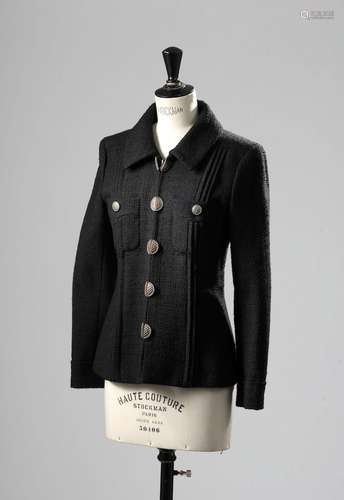 CHANEL.Veste en tweed de laine noire, petit col, fermeture z...