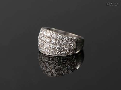 Bague bandeau en or gris 18k pavée de cinquante-deux petits ...