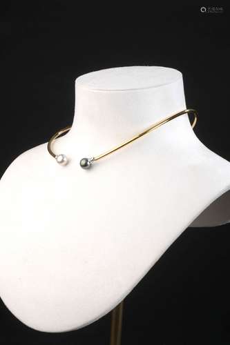 Collier torque souple en or jaune et gris 18k terminé par de...