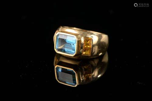 Bague jonc en or jaune 18k sertie clos d'une topaze rectangu...