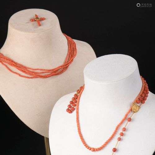 Ensemble de bijoux en corail comprenant :- Collier à cinq ra...