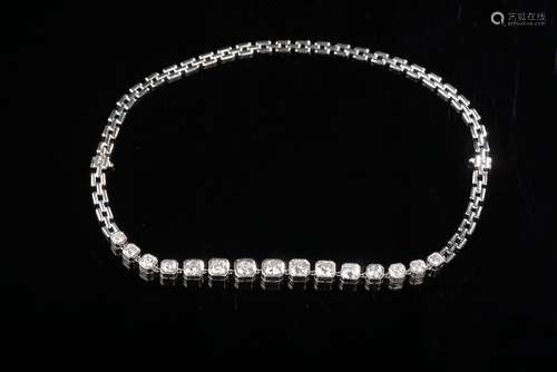 Collier ras de cou en or gris 18k retenant quinze diamants r...