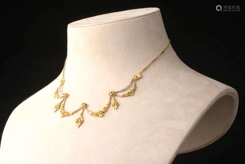 Collier draperie en or jaune 18k à décor de guirlandes fleur...