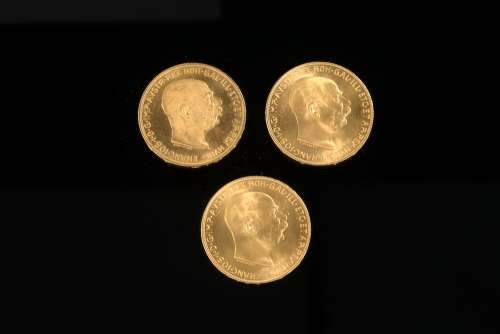 Ensemble de trois pièces en or de 100 couronnes à l'effigie ...