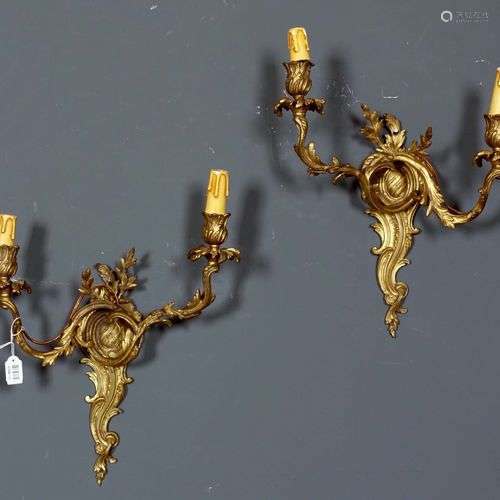 Paire d’appliques Louis XV à deux lumières.