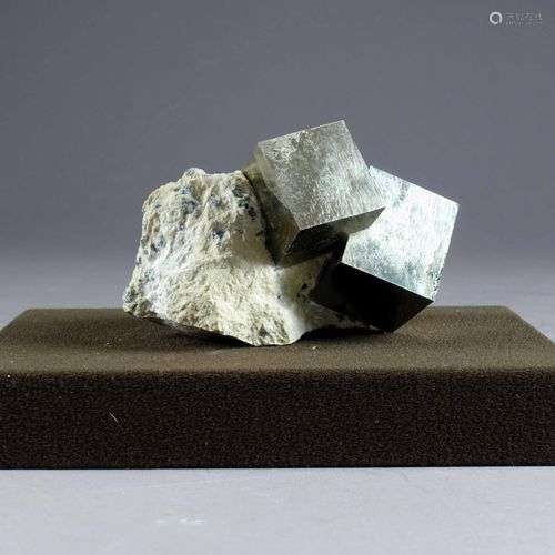 Deux cristaux de pyrite de fer et leurs matrices.