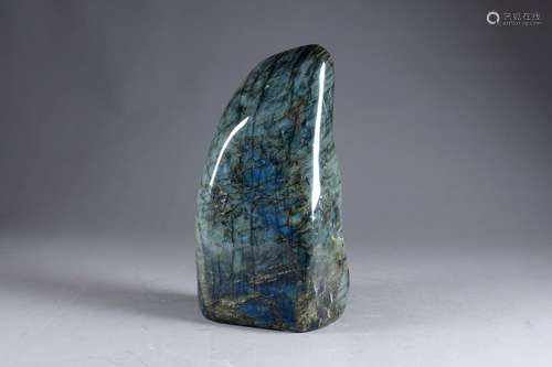 Stèle de labradorite.