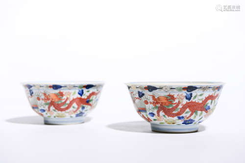 PAIR OF BLUE AND WHITE WUCAI DRAGON AND PHOENIX BOWLS