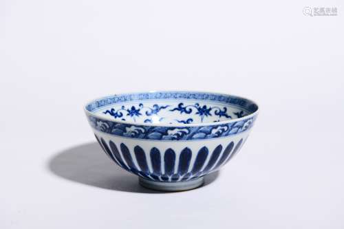 BLUE AND WHITE INTERLOCKING LOTUS PETAL PATTERN BOWL