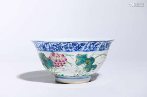 LARGE FAMILLE ROSE LOTUS PATTERN BARBED RIM BOWL