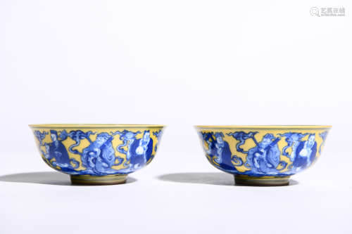 PAIR OF YELLOW GLAZED BLUE AND WHITE EIGHT IMMORTALS BOWLS