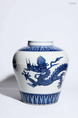 LARGE BLUE AND WHITE DRAGON PATTERN JAR