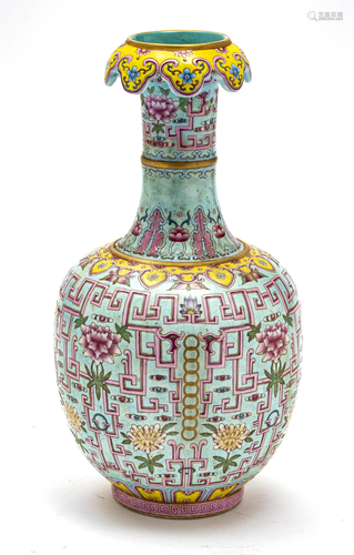 CHINESE PORCELAIN FAMILLE ROSE VASE