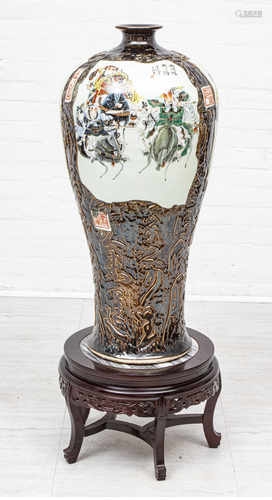 CHINESE PORCELAIN MAGNUM VASE