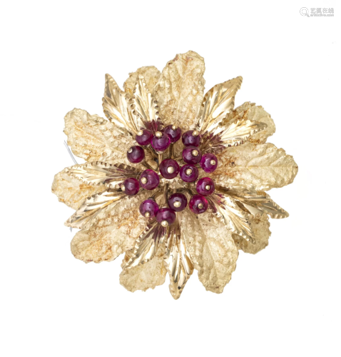 18KT YELLOW GOLD AND RUBY FLORAL BROOCH, DIA 1.5