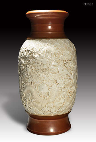 Qing Dynasty of China
Qianlong model dragon embossed vase