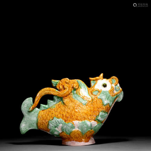 中国古代三彩鱼龙壶