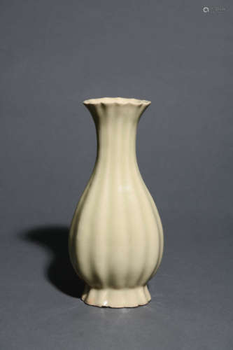 GREEN-GLAZED BARBED-RIM VASE