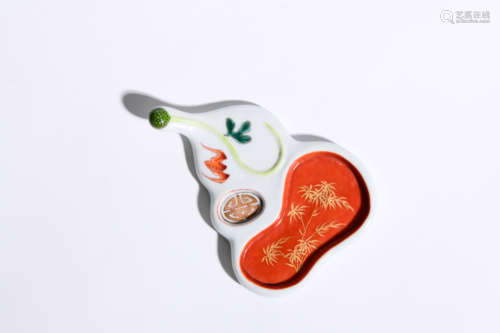 FAMILLE ROSE DOUBLE-GOURD SHAPED BRUSH REST