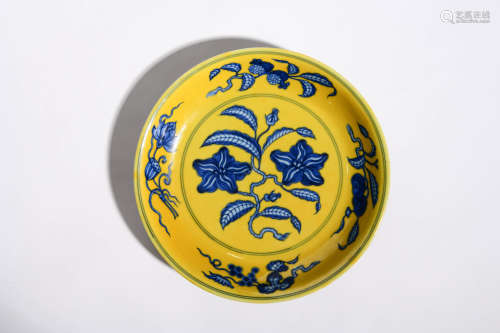 YELLOW GLAZED BLUE AND WHITE FLOWER PATTERN PLATE